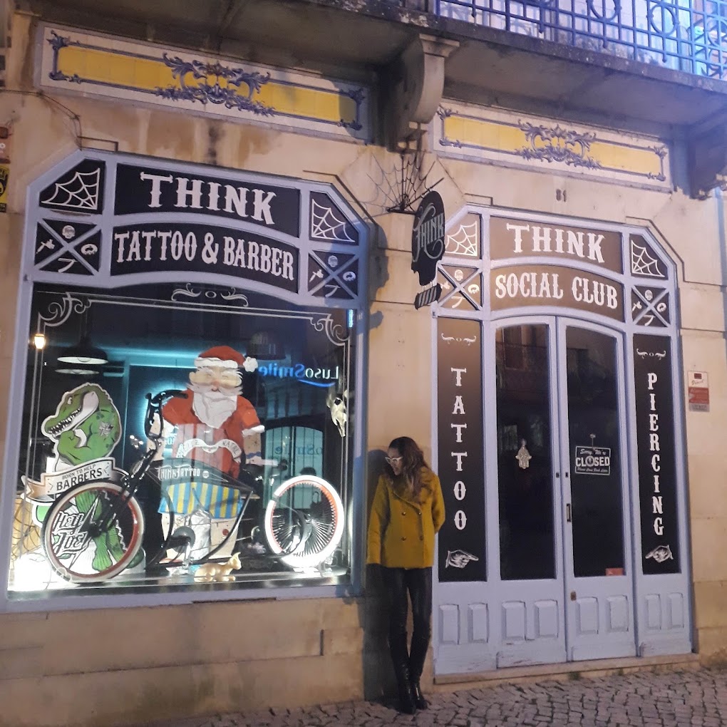 Fachada da ThInk iluminada à noite