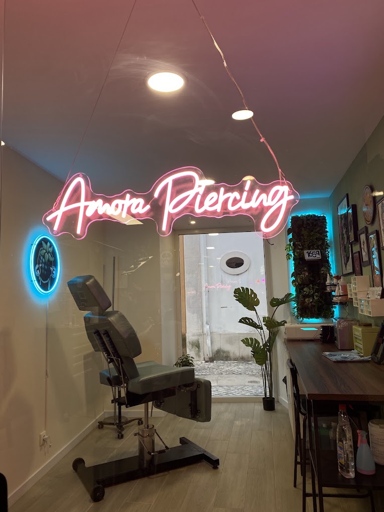Sala de piercing da ThInk com letreiro de néon