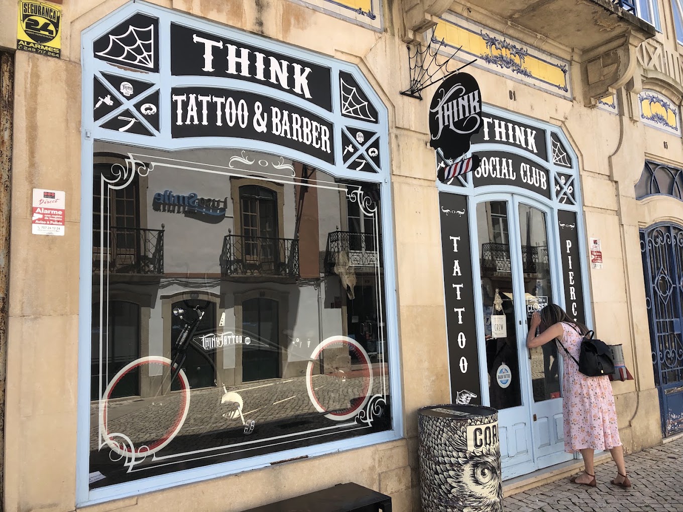 Montra e entrada da ThInk Tattoo em Tomar